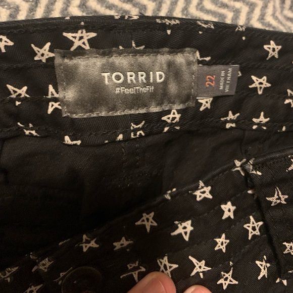 NEVER WORN Torrid 22 3.5 Inch Military Stretch Twill Mid-Rise Short, Black Star - Picture 12 of 14